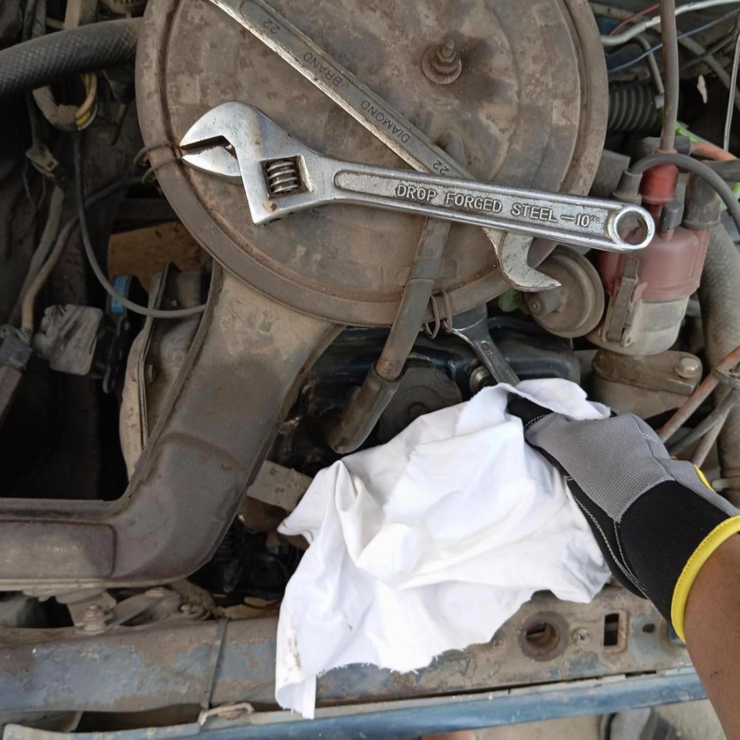 Recycled White Sheeting Cleaning Rags (25 lbs. Box) – Lint Free White Cotton Cloths for Manufacturing | Automotive | Janitorial | Shop Rags Bulk - Multipurpose